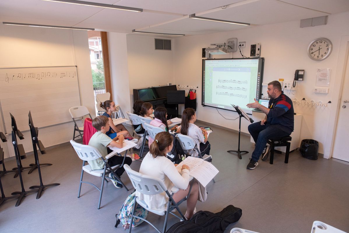 
             Un grup de nois i noies escolten les explicacions del professor de llenguatge...
             Autor: Joanna Chichelnitzky
             Mostra els detalls de la imatge Un grup de nois i noies escolten les explicacions del professor de llenguatge...
             