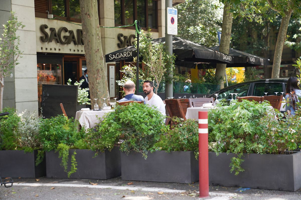 <div class='imageHoverDetail'>
             <p class='imageHoverTitle twoLineBreak'>Clients prenent una beguda abans de dinar en un dels nous prototips de terras...</p>
             <p class='imageHoverAutor oneLineBreak'>Autor: Martí Petit</p>
             <button class='imageHoverBtn'>Mostra els detalls de la imatge <span class='sr-only'>Clients prenent una beguda abans de dinar en un dels nous prototips de terras...</span></button>
             </div>