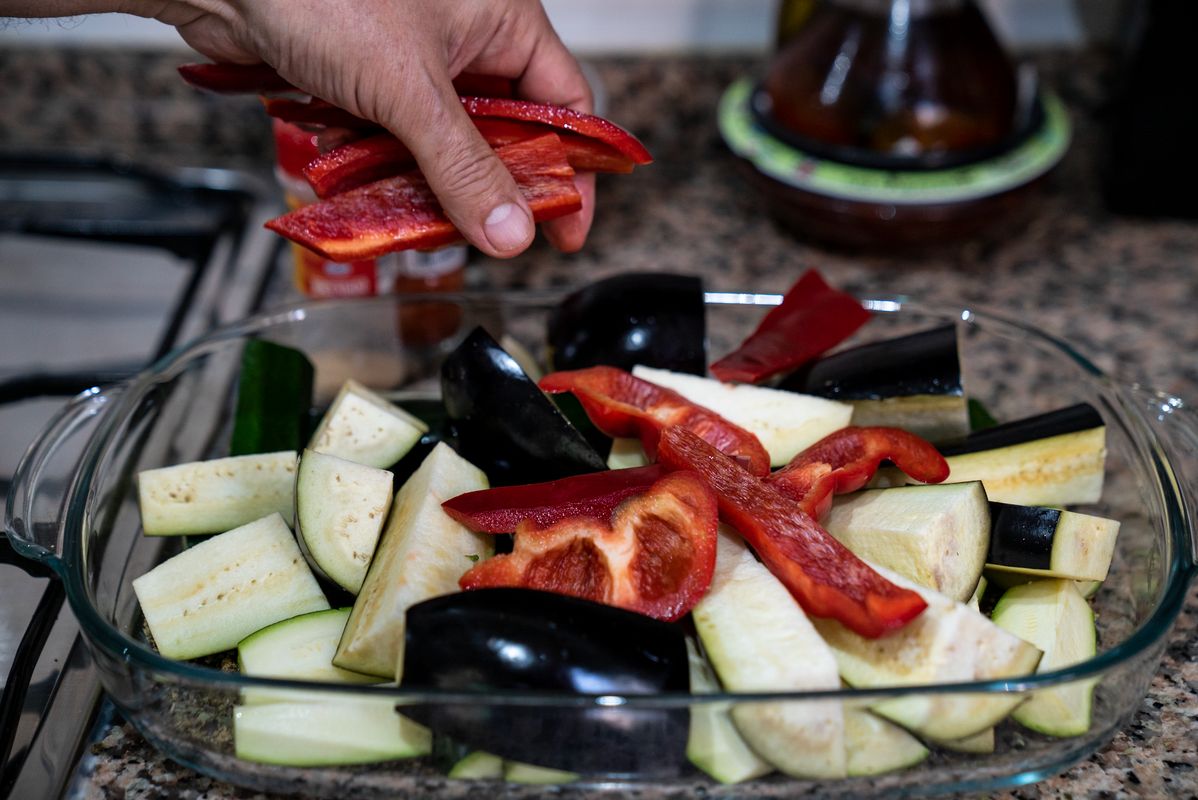 
             Una persona mayor colocando berenjena, calabacín y pimiento rojo en una bande...
             Autor: Mariona Gil
             Ver los detalles de la imagen Una persona mayor colocando berenjena, calabacín y pimiento rojo en una bande...
             