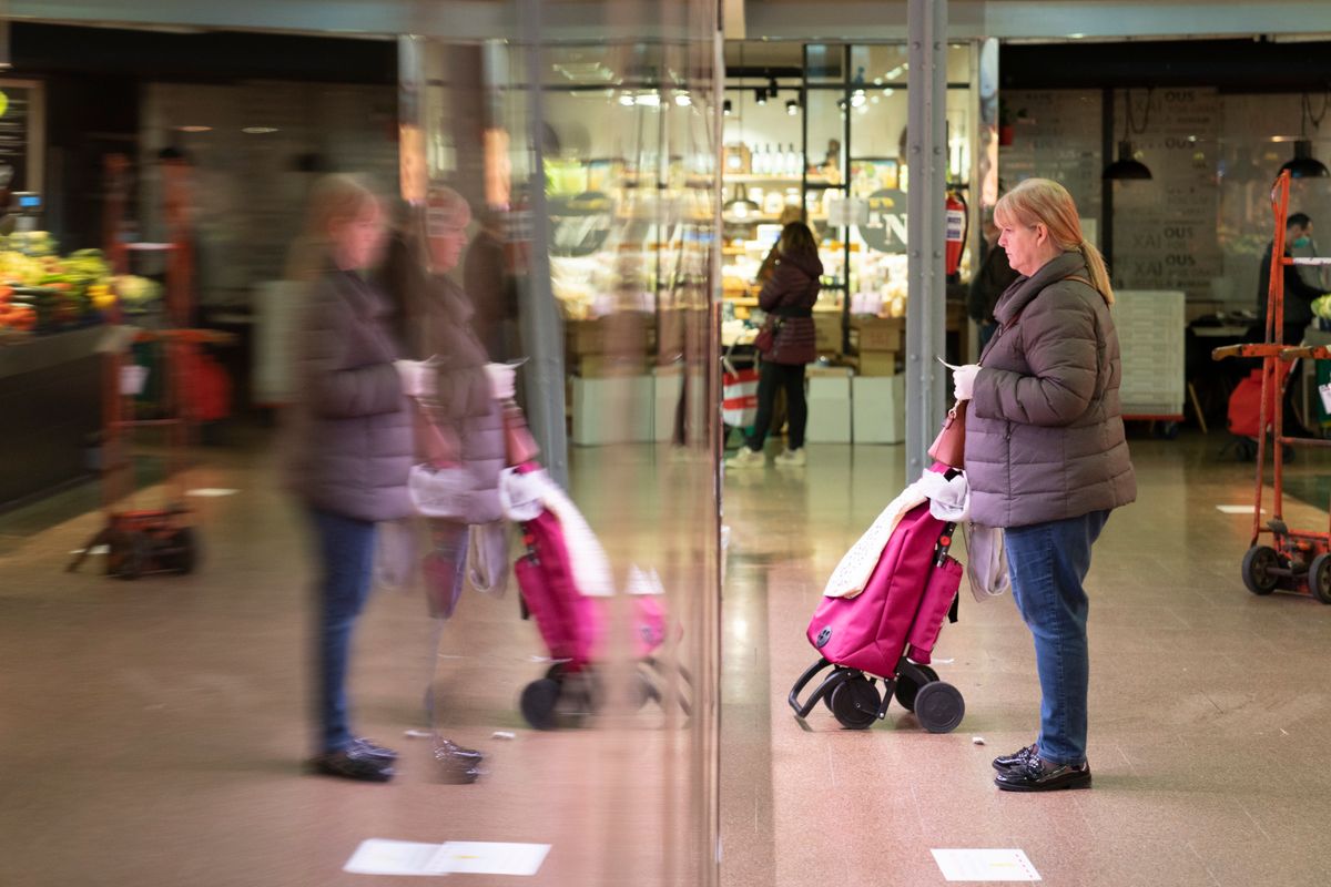 <div class='imageHoverDetail'>
             <p class='imageHoverTitle twoLineBreak'>Mercat del Ninot. Clienta amb carretó d’anar a comprar, amb guants i un paper...</p>
             <p class='imageHoverAutor oneLineBreak'>Autor: Isaac Planella</p>
             <button class='imageHoverBtn'>Mostra els detalls de la imatge <span class='sr-only'>Mercat del Ninot. Clienta amb carretó d’anar a comprar, amb guants i un paper...</span></button>
             </div>