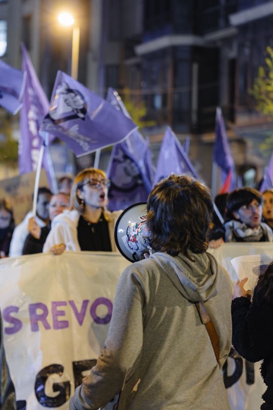 <div class='imageHoverDetail'>
             <p class='imageHoverTitle twoLineBreak'>Dones a la manifestació del 25N contra la violència de gènere</p>
             <p class='imageHoverAutor oneLineBreak'>Autor: Cristina Salarich</p>
             <button class='imageHoverBtn'>Mostra els detalls de la imatge <span class='sr-only'>Dones a la manifestació del 25N contra la violència de gènere</span></button>
             </div>