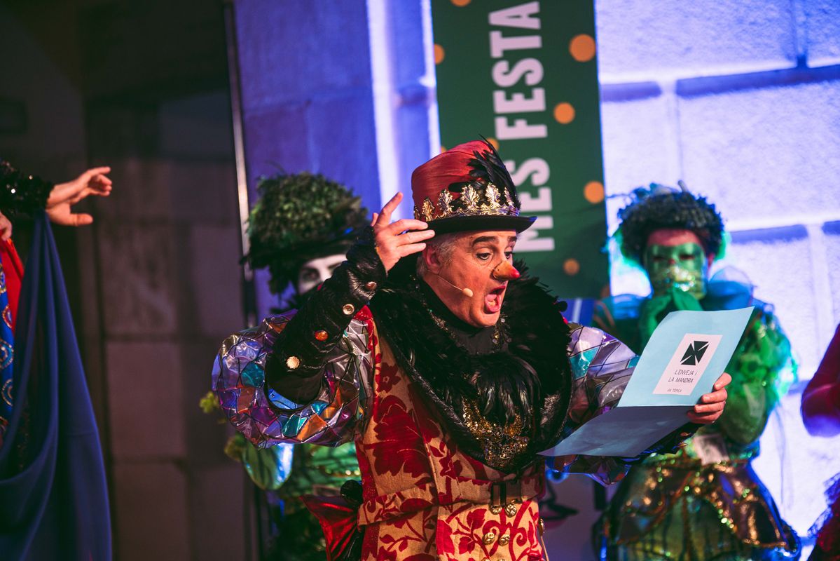 <div class='imageHoverDetail'>
             <p class='imageHoverTitle twoLineBreak'>Parlament del rei Carnestoltes</p>
             <p class='imageHoverAutor oneLineBreak'>Autor: Marc Grifo</p>
             <button class='imageHoverBtn'>Mostra els detalls de la imatge <span class='sr-only'>Parlament del rei Carnestoltes</span></button>
             </div>