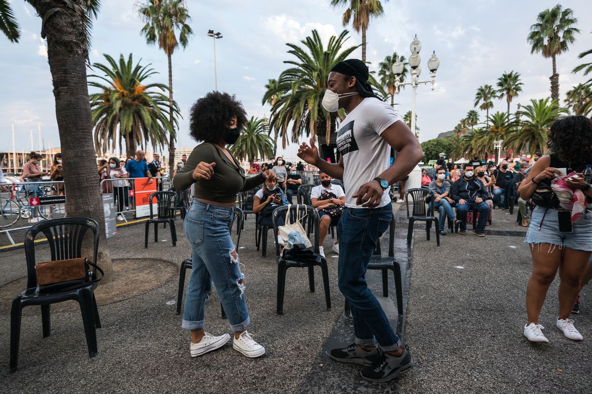 <div class='imageHoverDetail'>
             <p class='imageHoverTitle twoLineBreak'>Gent que balla durant un dels concerts del BAM al Moll de la Fusta</p>
             <p class='imageHoverAutor oneLineBreak'>Autor: Cesc Maymó</p>
             <button class='imageHoverBtn'>Mostra els detalls de la imatge <span class='sr-only'>Gent que balla durant un dels concerts del BAM al Moll de la Fusta</span></button>
             </div>