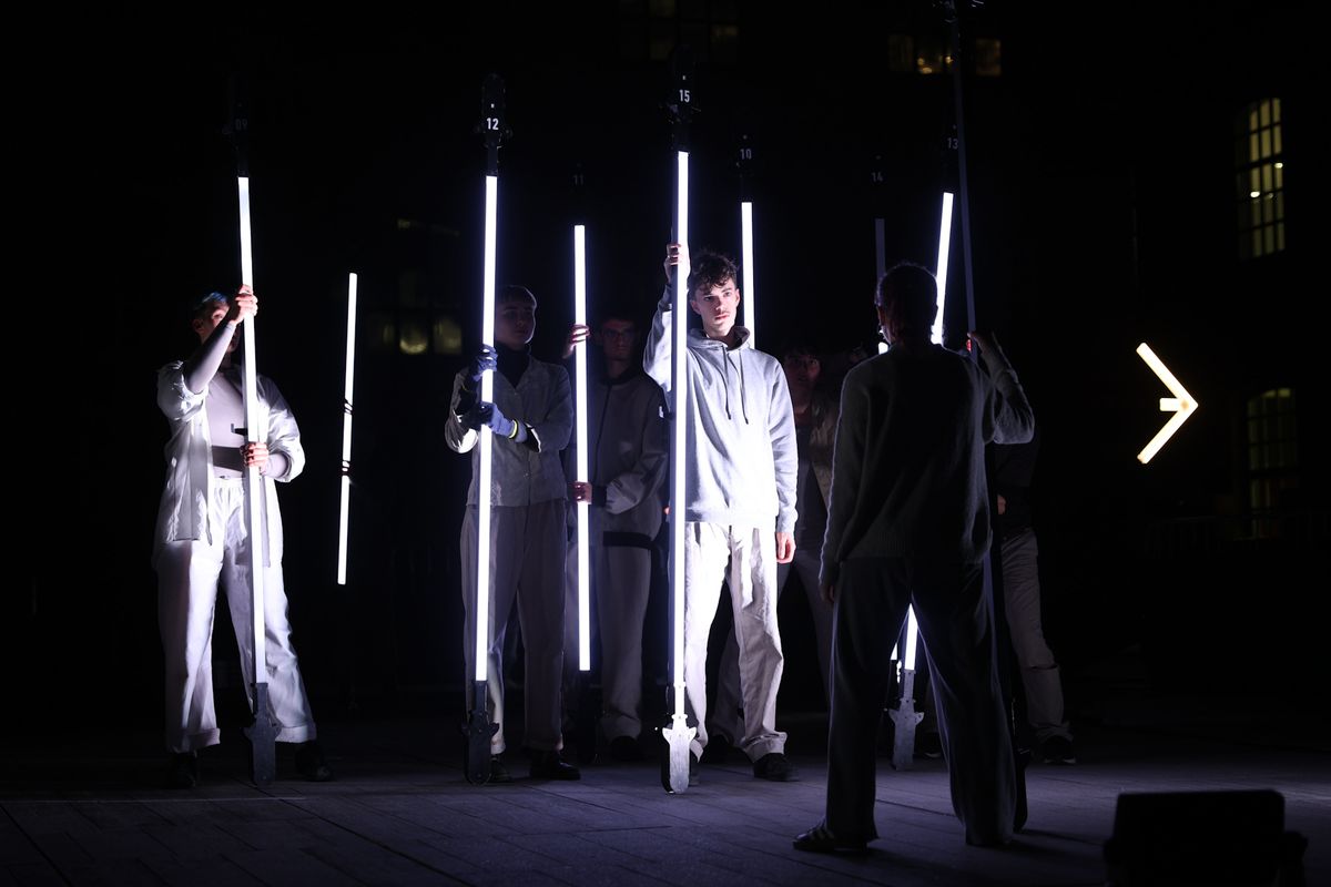 <div class='imageHoverDetail'>
             <p class='imageHoverTitle twoLineBreak'>Espectacle de dansa de la instal·lació artística '(De)construct', de Plattfor...</p>
             <p class='imageHoverAutor oneLineBreak'>Autor: Christian Bertrand</p>
             <button class='imageHoverBtn'>Mostra els detalls de la imatge <span class='sr-only'>Espectacle de dansa de la instal·lació artística '(De)construct', de Plattfor...</span></button>
             </div>