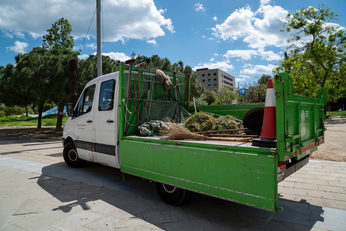 <div class='imageHoverDetail'>
             <p class='imageHoverTitle twoLineBreak'>Camió de servei de Barcelona pel Medi Ambient amb escombres, rasclets, pales,...</p>
             <p class='imageHoverAutor oneLineBreak'>Autor: Mariona Gil</p>
             <button class='imageHoverBtn'>Mostra els detalls de la imatge <span class='sr-only'>Camió de servei de Barcelona pel Medi Ambient amb escombres, rasclets, pales,...</span></button>
             </div>