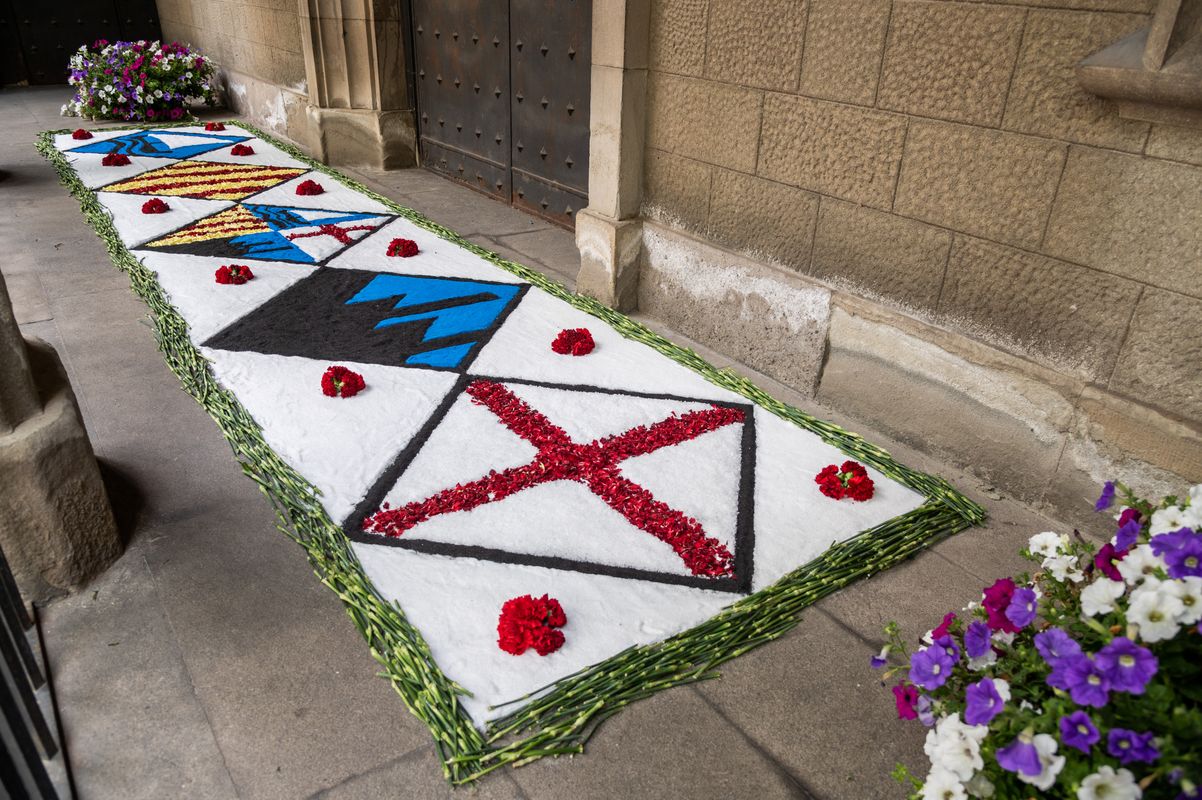 <div class='imageHoverDetail'>
             <p class='imageHoverTitle twoLineBreak'>Catifa floral a l'església de Santa Maria del Taulat</p>
             <p class='imageHoverAutor oneLineBreak'>Autor: Pep Herrero</p>
             <button class='imageHoverBtn'>Mostra els detalls de la imatge <span class='sr-only'>Catifa floral a l'església de Santa Maria del Taulat</span></button>
             </div>