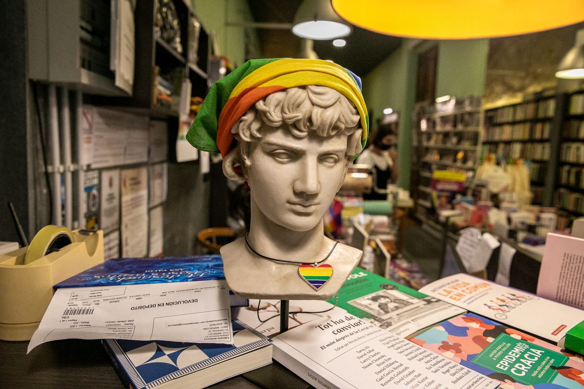 <div class='imageHoverDetail'>
             <p class='imageHoverTitle twoLineBreak'>Interior de la Llibreria Antinous, dedicada a la temàtica LGTBI, amb un bust ...</p>
             <p class='imageHoverAutor oneLineBreak'>Autor: Edu Bayer</p>
             <button class='imageHoverBtn'>Mostra els detalls de la imatge <span class='sr-only'>Interior de la Llibreria Antinous, dedicada a la temàtica LGTBI, amb un bust ...</span></button>
             </div>