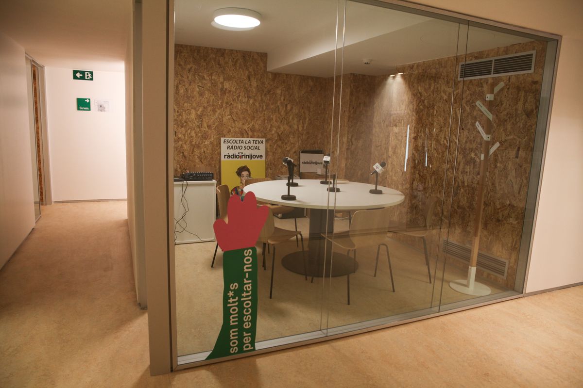 <div class='imageHoverDetail'>
             <p class='imageHoverTitle twoLineBreak'>Espai habilitat per a fer programes de ràdio amb una taula rodona, micròfons ...</p>
             <p class='imageHoverAutor oneLineBreak'>Autor: Laura Carrau</p>
             <button class='imageHoverBtn'>Mostra els detalls de la imatge <span class='sr-only'>Espai habilitat per a fer programes de ràdio amb una taula rodona, micròfons ...</span></button>
             </div>