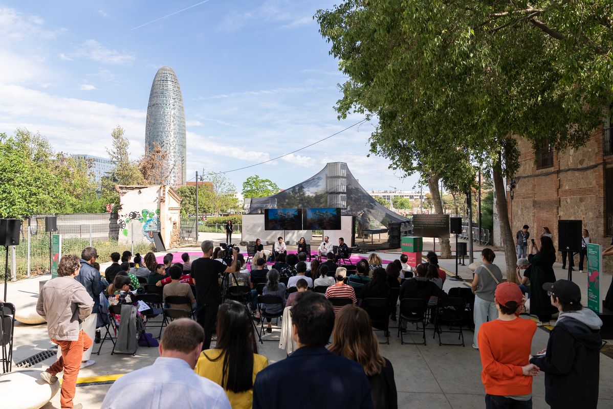 <div class='imageHoverDetail'>
             <p class='imageHoverTitle twoLineBreak'>Pla general de la instal·lació de l'eix "Entre-Matèries" del Model. Festival ...</p>
             <p class='imageHoverAutor oneLineBreak'>Autor: Àlex Losada</p>
             <button class='imageHoverBtn'>Mostra els detalls de la imatge <span class='sr-only'>Pla general de la instal·lació de l'eix "Entre-Matèries" del Model. Festival ...</span></button>
             </div>