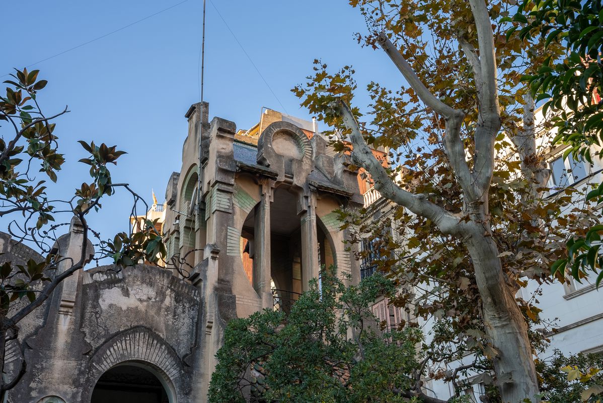 <div class='imageHoverDetail'>
             <p class='imageHoverTitle twoLineBreak'>Casa Tosquella, un edifici modernista del barri del Putxet, a Sarrià, comprat...</p>
             <p class='imageHoverAutor oneLineBreak'>Autor: Martí Petit</p>
             <button class='imageHoverBtn'>Mostra els detalls de la imatge <span class='sr-only'>Casa Tosquella, un edifici modernista del barri del Putxet, a Sarrià, comprat...</span></button>
             </div>