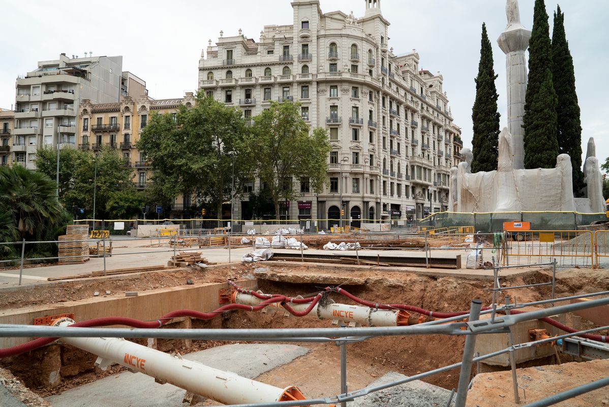 
             Vista de les obres del col·lector al seu pas per la plaça de Mossèn Jacint Ve...
             Autor: Paula Jaume
             Mostra els detalls de la imatge Vista de les obres del col·lector al seu pas per la plaça de Mossèn Jacint Ve...
             