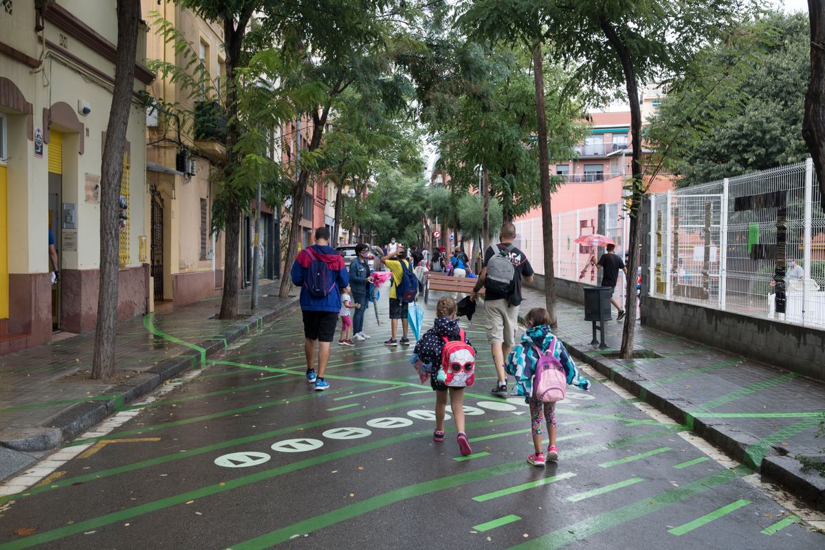 <div class='imageHoverDetail'>
             <p class='imageHoverTitle twoLineBreak'>Nens caminant en direcció al col·legi per la zona pacificada davant de l’entr...</p>
             <p class='imageHoverAutor oneLineBreak'>Autor: Òscar Giralt</p>
             <button class='imageHoverBtn'>Mostra els detalls de la imatge <span class='sr-only'>Nens caminant en direcció al col·legi per la zona pacificada davant de l’entr...</span></button>
             </div>