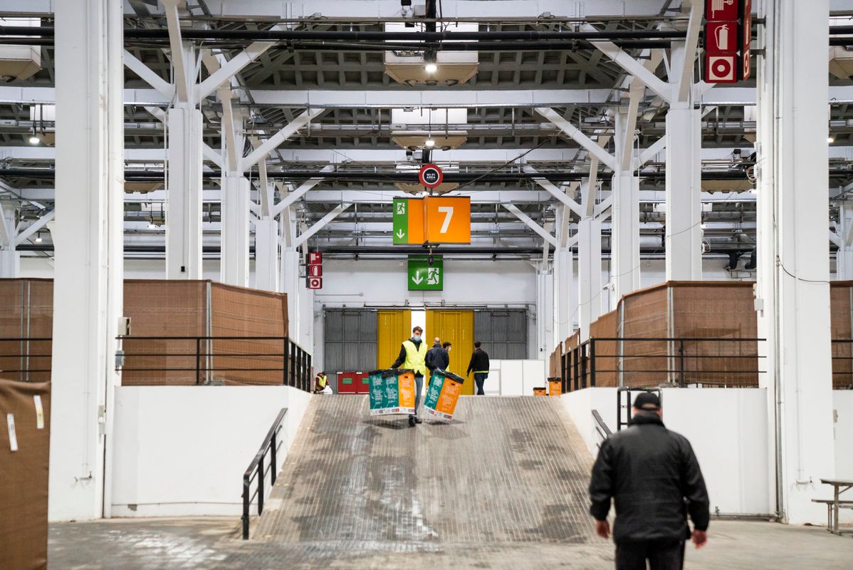 <div class='imageHoverDetail'>
             <p class='imageHoverTitle twoLineBreak'>Pavelló per a persones sense llar. Un treballador municipal porta les caixes ...</p>
             <p class='imageHoverAutor oneLineBreak'>Autor: Clara Soler Chopo</p>
             <button class='imageHoverBtn'>Mostra els detalls de la imatge <span class='sr-only'>Pavelló per a persones sense llar. Un treballador municipal porta les caixes ...</span></button>
             </div>