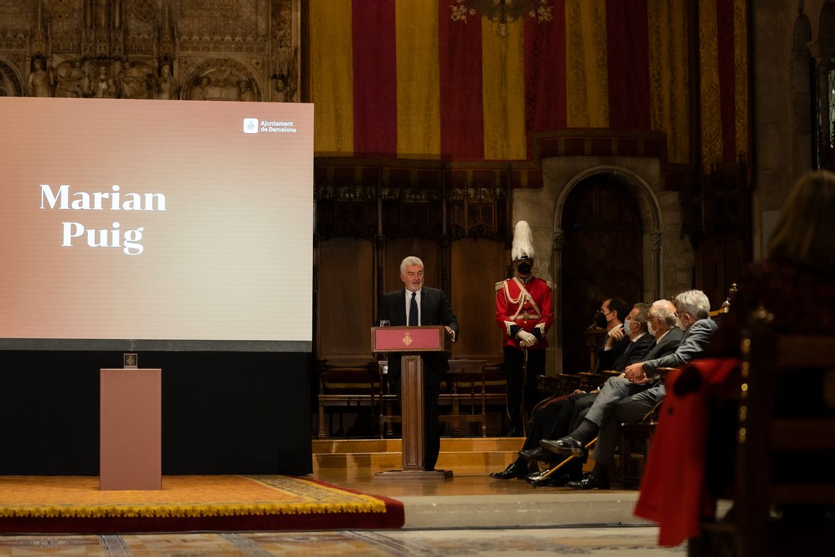 <div class='imageHoverDetail'>
             <p class='imageHoverTitle twoLineBreak'>Glossa del guardonat a càrrec d'un dels fills del guardonat, Marian Puig</p>
             <p class='imageHoverAutor oneLineBreak'>Autor: Paula Jaume</p>
             <button class='imageHoverBtn'>Mostra els detalls de la imatge <span class='sr-only'>Glossa del guardonat a càrrec d'un dels fills del guardonat, Marian Puig</span></button>
             </div>