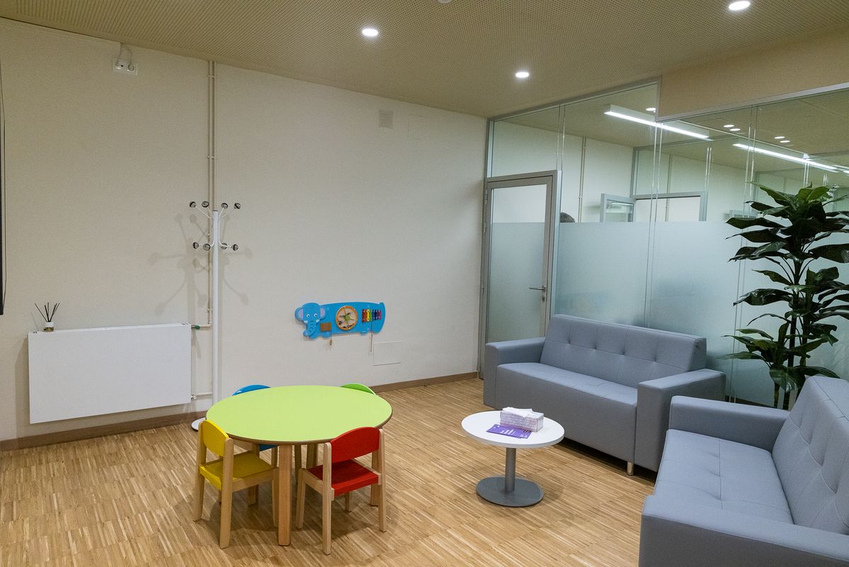 
             Sala de espera dedicada al nuevo Servicio de Atención a la Víctima (SAV) de l...
             Autor: Edu Bayer
             Ver los detalles de la imagen Sala de espera dedicada al nuevo Servicio de Atención a la Víctima (SAV) de l...
             