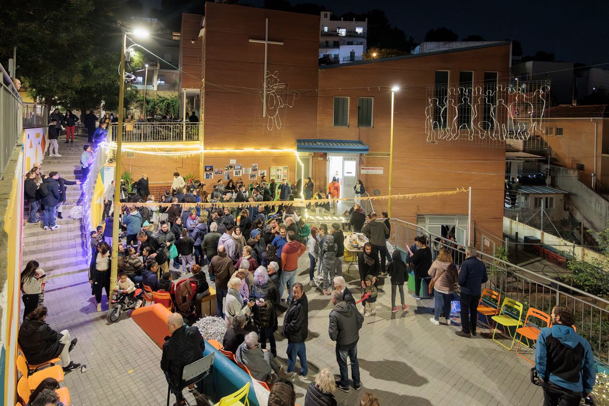 
             Fiesta de los vecinos y vecinas de Torre Baró previa al encendido de luces de...
             Autor: Òscar Ferrer Galcerán
             Ver los detalles de la imagen Fiesta de los vecinos y vecinas de Torre Baró previa al encendido de luces de...
             
