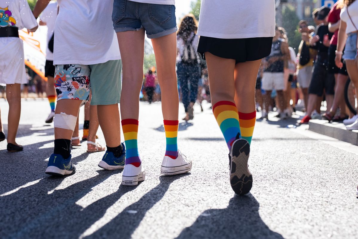 
             Persones que participen en la desfilada del Pride portant mitjons amb la band...
             Autor: Paula Jaume
             Mostra els detalls de la imatge Persones que participen en la desfilada del Pride portant mitjons amb la band...
             