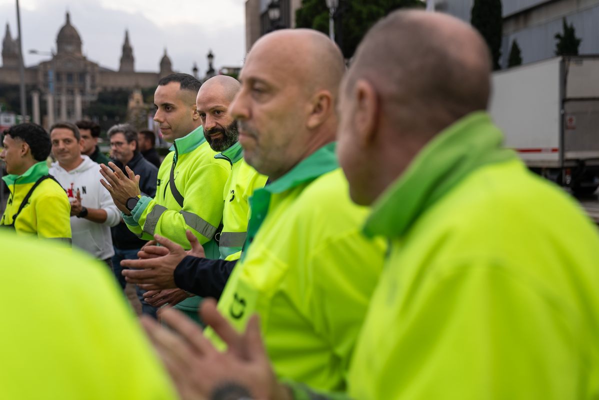 
             Operaris de Cuidem Barcelona a la sortida de material de neteja a València
             Autor: Lucas Amillano
             Mostra els detalls de la imatge Operaris de Cuidem Barcelona a la sortida de material de neteja a València
             