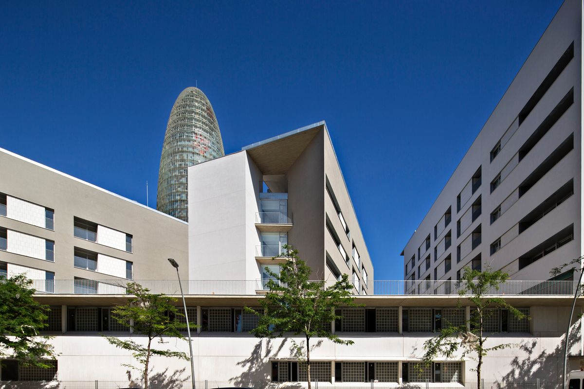 <div class='imageHoverDetail'>
             <p class='imageHoverTitle twoLineBreak'>Edificis al carrer Badajoz al 22@. Conjunt dels habitatges amb la Torre Glòri...</p>
             <p class='imageHoverAutor oneLineBreak'>Autor: Pepe Navarro</p>
             <button class='imageHoverBtn'>Mostra els detalls de la imatge <span class='sr-only'>Edificis al carrer Badajoz al 22@. Conjunt dels habitatges amb la Torre Glòri...</span></button>
             </div>