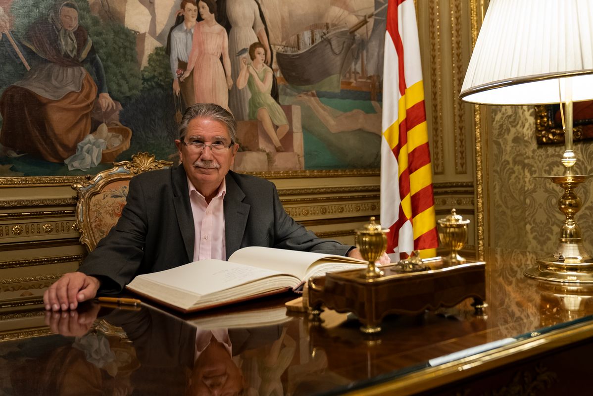 <div class='imageHoverDetail'>
             <p class='imageHoverTitle twoLineBreak'>En Juli Pernas signa el llibre d'honor de l'Ajuntament de Barcelona amb motiu...</p>
             <p class='imageHoverAutor oneLineBreak'>Autor: Àlex Losada</p>
             <button class='imageHoverBtn'>Mostra els detalls de la imatge <span class='sr-only'>En Juli Pernas signa el llibre d'honor de l'Ajuntament de Barcelona amb motiu...</span></button>
             </div>