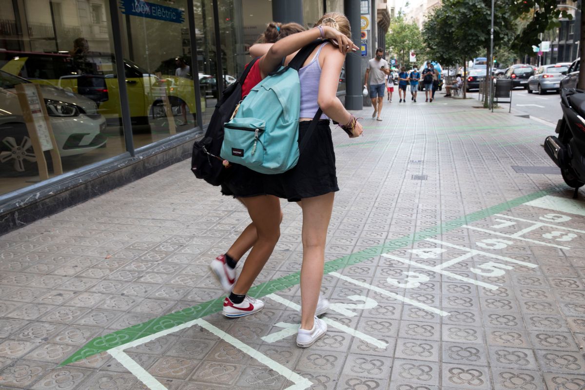 <div class='imageHoverDetail'>
             <p class='imageHoverTitle twoLineBreak'>Dues nenes jugant a la xarranca pintada al paviment de la zona pacificada de ...</p>
             <p class='imageHoverAutor oneLineBreak'>Autor: Òscar Giralt</p>
             <button class='imageHoverBtn'>Mostra els detalls de la imatge <span class='sr-only'>Dues nenes jugant a la xarranca pintada al paviment de la zona pacificada de ...</span></button>
             </div>