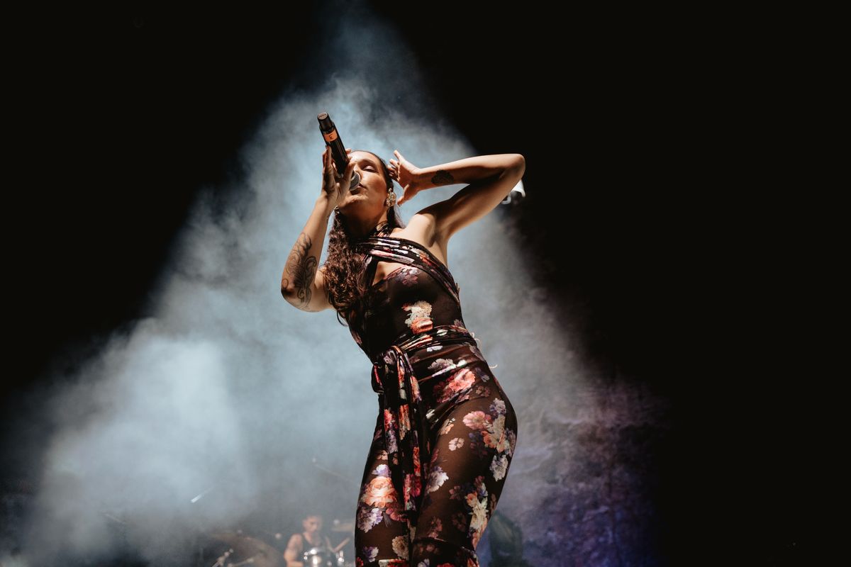 <div class='imageHoverDetail'>
             <p class='imageHoverTitle twoLineBreak'>Concert d’iLe al Teatre Grec amb motiu de la Mercè 2023</p>
             <p class='imageHoverAutor oneLineBreak'>Autor: Andrea Silván</p>
             <button class='imageHoverBtn'>Mostra els detalls de la imatge <span class='sr-only'>Concert d’iLe al Teatre Grec amb motiu de la Mercè 2023</span></button>
             </div>