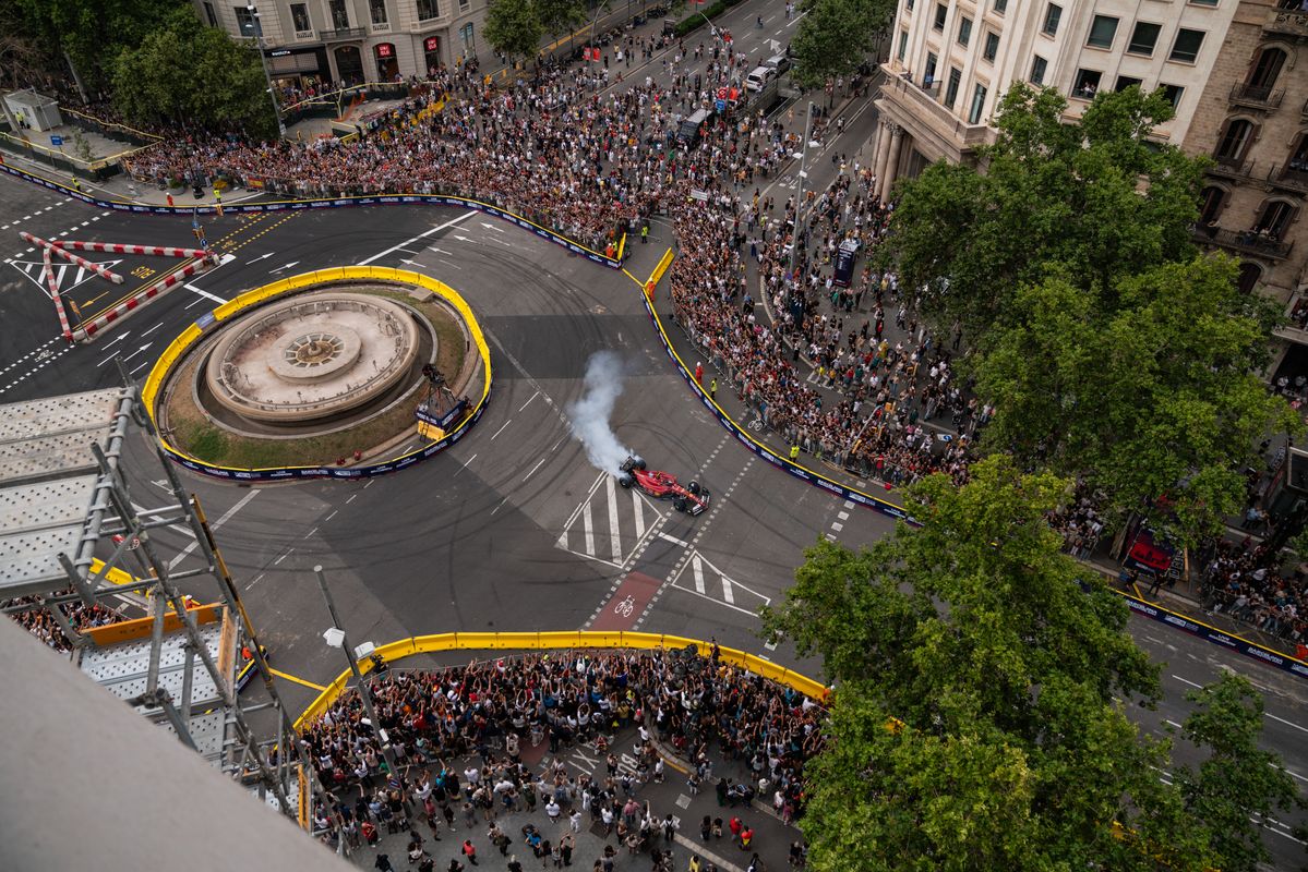 
             Vista en alçada del ‘road show’ de Fórmula 1 al passeig de Gràcia, intersecci...
             Autor: Albert Mitjavila
             Mostra els detalls de la imatge Vista en alçada del ‘road show’ de Fórmula 1 al passeig de Gràcia, intersecci...
             
