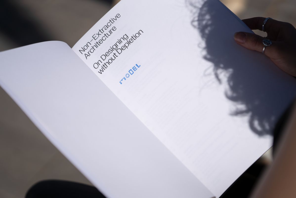 <div class='imageHoverDetail'>
             <p class='imageHoverTitle twoLineBreak'>Portada d'un dels llibres seleccionats a Llibres Model, on es pot veure el se...</p>
             <p class='imageHoverAutor oneLineBreak'>Autor: Laura Piqué</p>
             <button class='imageHoverBtn'>Mostra els detalls de la imatge <span class='sr-only'>Portada d'un dels llibres seleccionats a Llibres Model, on es pot veure el se...</span></button>
             </div>