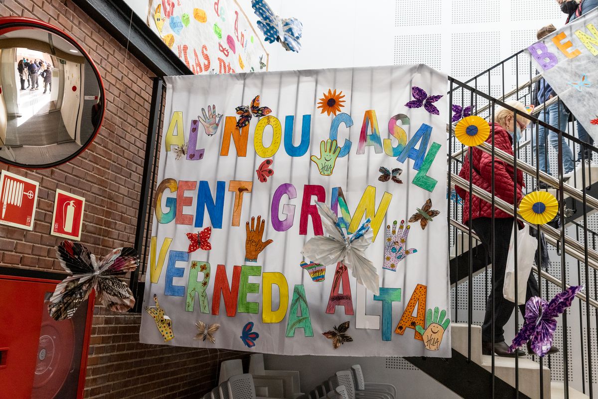 
             Gent a les escales del nou Casal de la Gent Gran de la Verneda Alta, decorat ...
             Autor: Edu Bayer
             Mostra els detalls de la imatge Gent a les escales del nou Casal de la Gent Gran de la Verneda Alta, decorat ...
             