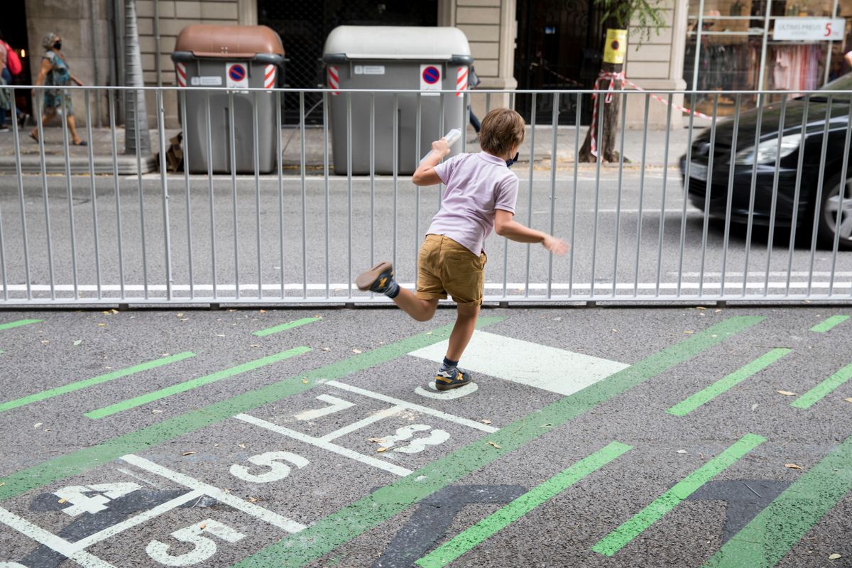 <div class='imageHoverDetail'>
             <p class='imageHoverTitle twoLineBreak'>Nen jugant a la xarranca pintada al paviment de la zona pacificada de l’Escol...</p>
             <p class='imageHoverAutor oneLineBreak'>Autor: Òscar Giralt</p>
             <button class='imageHoverBtn'>Mostra els detalls de la imatge <span class='sr-only'>Nen jugant a la xarranca pintada al paviment de la zona pacificada de l’Escol...</span></button>
             </div>