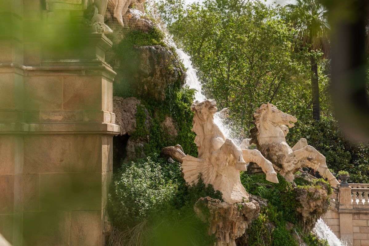 <div class='imageHoverDetail'>
             <p class='imageHoverTitle twoLineBreak'>Pla detall dels cavalls de la cascada monumental del parc de la Ciutadella br...</p>
             <p class='imageHoverAutor oneLineBreak'>Autor: Josbel A. Tinoco</p>
             <button class='imageHoverBtn'>Mostra els detalls de la imatge <span class='sr-only'>Pla detall dels cavalls de la cascada monumental del parc de la Ciutadella br...</span></button>
             </div>