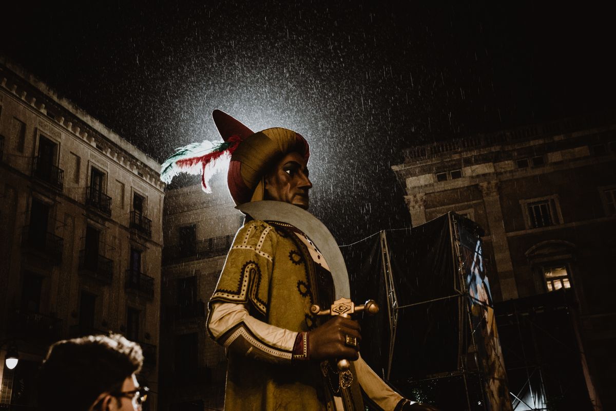 <div class='imageHoverDetail'>
             <p class='imageHoverTitle twoLineBreak'>Ball del Gegant del Pi al Toc d’Inici sota la pluja que cau a la plaça de San...</p>
             <p class='imageHoverAutor oneLineBreak'>Autor: Andrea Silván</p>
             <button class='imageHoverBtn'>Mostra els detalls de la imatge <span class='sr-only'>Ball del Gegant del Pi al Toc d’Inici sota la pluja que cau a la plaça de San...</span></button>
             </div>