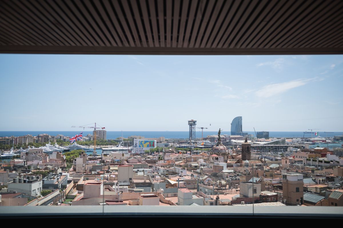 <div class='imageHoverDetail'>
             <p class='imageHoverTitle twoLineBreak'>Vista aèria de Ciutat Vella. Al fons, el Port Vell i, a la dreta, l’Hotel W B...</p>
             <p class='imageHoverAutor oneLineBreak'>Autor: Ceci Fimia</p>
             <button class='imageHoverBtn'>Mostra els detalls de la imatge <span class='sr-only'>Vista aèria de Ciutat Vella. Al fons, el Port Vell i, a la dreta, l’Hotel W B...</span></button>
             </div>