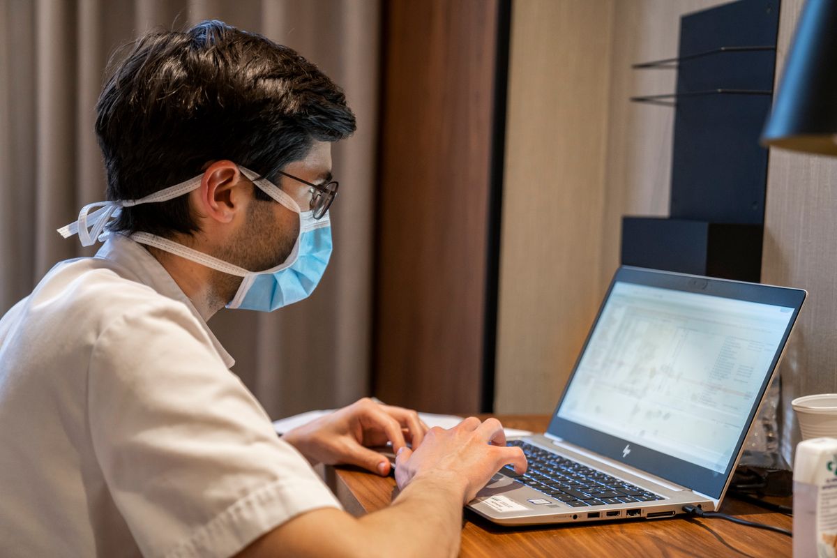 <div class='imageHoverDetail'>
             <p class='imageHoverTitle twoLineBreak'>Hotel Catalonia Plaza. Un dels doctors treballant davant de l’ordinador portà...</p>
             <p class='imageHoverAutor oneLineBreak'>Autor: Isaac Planella</p>
             <button class='imageHoverBtn'>Mostra els detalls de la imatge <span class='sr-only'>Hotel Catalonia Plaza. Un dels doctors treballant davant de l’ordinador portà...</span></button>
             </div>