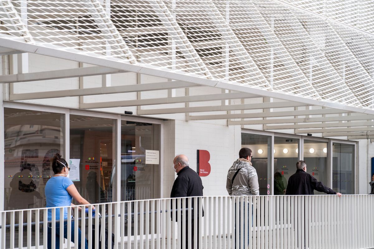 <div class='imageHoverDetail'>
             <p class='imageHoverTitle twoLineBreak'>Gent entrant al Mercat de la Vall d’Hebron mentre altres fan cua per a l’hipe...</p>
             <p class='imageHoverAutor oneLineBreak'>Autor: Isaac Planella</p>
             <button class='imageHoverBtn'>Mostra els detalls de la imatge <span class='sr-only'>Gent entrant al Mercat de la Vall d’Hebron mentre altres fan cua per a l’hipe...</span></button>
             </div>