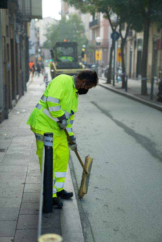 <div class='imageHoverDetail'>
             <p class='imageHoverTitle twoLineBreak'>Un treballador reparteix amb un raspall l'asfalt del nou paviment del carrer ...</p>
             <p class='imageHoverAutor oneLineBreak'>Autor: Paula Jaume</p>
             <button class='imageHoverBtn'>Mostra els detalls de la imatge <span class='sr-only'>Un treballador reparteix amb un raspall l'asfalt del nou paviment del carrer ...</span></button>
             </div>