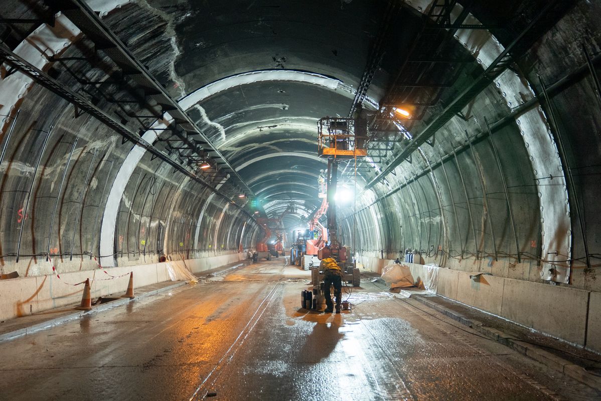 
             Un obrer treballant en les obres del túnel de la Rovira
             Autor: Martí Petit
             Mostra els detalls de la imatge Un obrer treballant en les obres del túnel de la Rovira
             