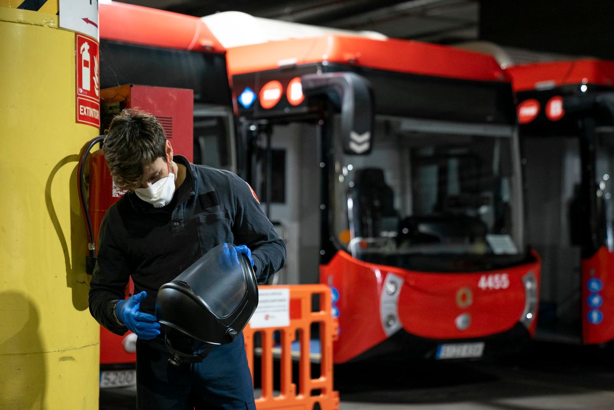 <div class='imageHoverDetail'>
             <p class='imageHoverTitle twoLineBreak'>Voluntaris TMB. Un dels bombers revisa el seu casc de protecció</p>
             <p class='imageHoverAutor oneLineBreak'>Autor: Clara Soler Chopo</p>
             <button class='imageHoverBtn'>Mostra els detalls de la imatge <span class='sr-only'>Voluntaris TMB. Un dels bombers revisa el seu casc de protecció</span></button>
             </div>