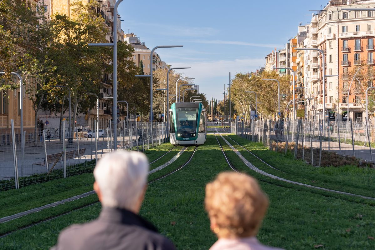 
             Dues persones grans observen com s’aproxima el tramvia per la Diagonal
             Autor: Lucas Amillano
             Mostra els detalls de la imatge Dues persones grans observen com s’aproxima el tramvia per la Diagonal
             
