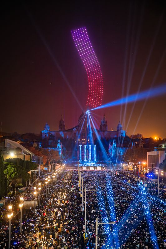 <div class='imageHoverDetail'>
             <p class='imageHoverTitle twoLineBreak'>Columna de llum a l’espectacle de focs artificials a la Font Màgica de Montjuïc</p>
             <p class='imageHoverAutor oneLineBreak'>Autor: Eduard Pedrocchi</p>
             <button class='imageHoverBtn'>Mostra els detalls de la imatge <span class='sr-only'>Columna de llum a l’espectacle de focs artificials a la Font Màgica de Montjuïc</span></button>
             </div>