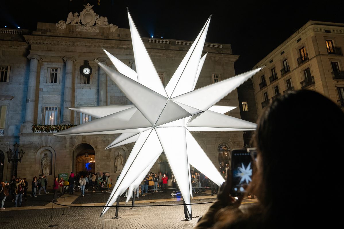 <div class='imageHoverDetail'>
             <p class='imageHoverTitle twoLineBreak'>Instalación artística de la estrella de Navidad en la plaza de Sant Jaume con...</p>
             <p class='imageHoverAutor oneLineBreak'>Autor: Lucas Amillano</p>
             <button class='imageHoverBtn'>Ver los detalles de la imagen <span class='sr-only'>Instalación artística de la estrella de Navidad en la plaza de Sant Jaume con...</span></button>
             </div>