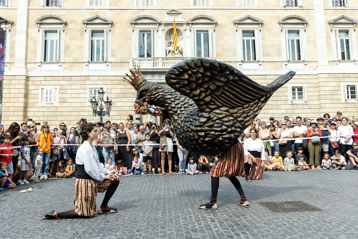 <div class='imageHoverDetail'>
             <p class='imageHoverTitle twoLineBreak'>La Àliga de Barcelona realiza su baile en la plaza de Sant Jaume el día de La...</p>
             <p class='imageHoverAutor oneLineBreak'>Autor: Edu Bayer</p>
             <button class='imageHoverBtn'>Ver los detalles de la imagen <span class='sr-only'>La Àliga de Barcelona realiza su baile en la plaza de Sant Jaume el día de La...</span></button>
             </div>