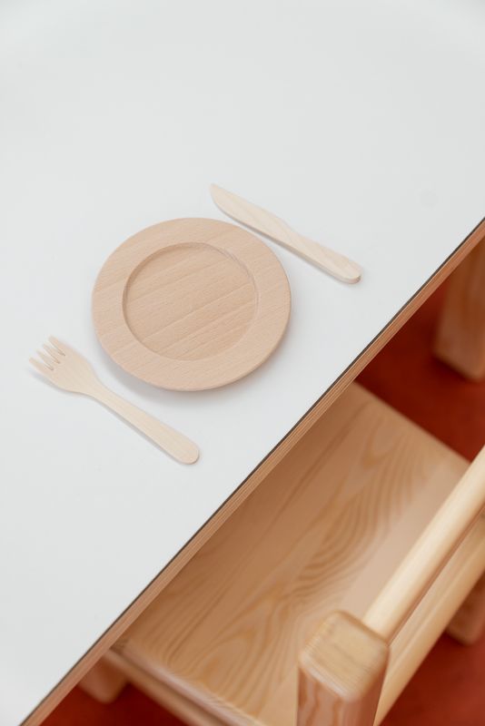 <div class='imageHoverDetail'>
             <p class='imageHoverTitle twoLineBreak'>Cadira i taula parada amb plat i coberts de fusta a l'escola bressol municipa...</p>
             <p class='imageHoverAutor oneLineBreak'>Autor: Mariona Gil</p>
             <button class='imageHoverBtn'>Mostra els detalls de la imatge <span class='sr-only'>Cadira i taula parada amb plat i coberts de fusta a l'escola bressol municipa...</span></button>
             </div>