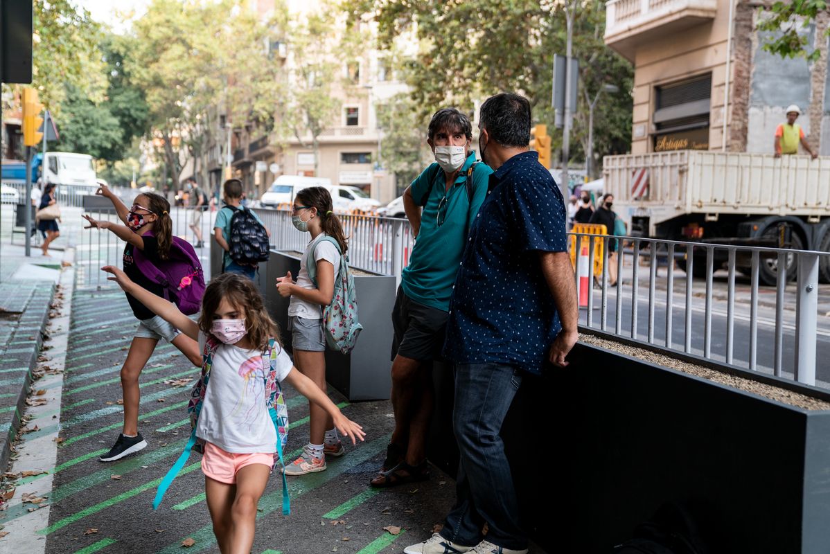 <div class='imageHoverDetail'>
             <p class='imageHoverTitle twoLineBreak'>Famílies amb nens esperant a la zona pacificada de davant de l’Escola Pública...</p>
             <p class='imageHoverAutor oneLineBreak'>Autor: Isaac Planella</p>
             <button class='imageHoverBtn'>Mostra els detalls de la imatge <span class='sr-only'>Famílies amb nens esperant a la zona pacificada de davant de l’Escola Pública...</span></button>
             </div>