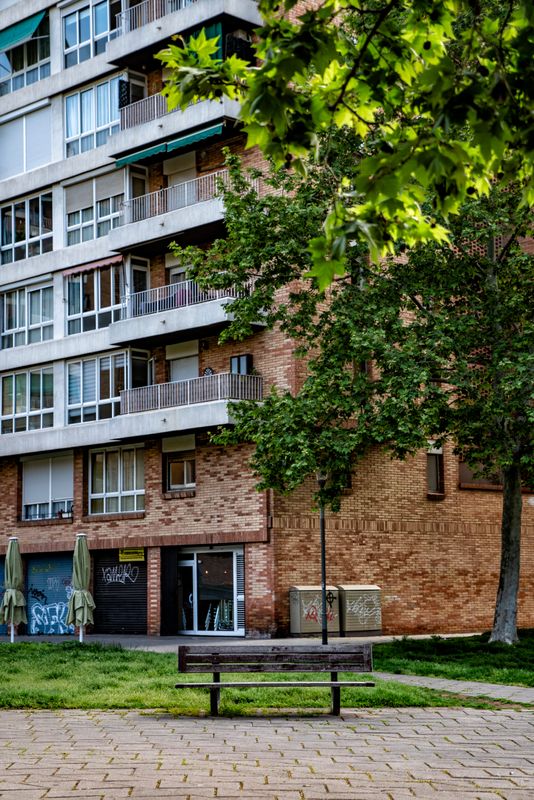 <div class='imageHoverDetail'>
             <p class='imageHoverTitle twoLineBreak'>Carrer sense gent al voltant. Districte de Nou Barris. Barri de la Guineueta. </p>
             <p class='imageHoverAutor oneLineBreak'>Autor: Laura Guerrero</p>
             <button class='imageHoverBtn'>Mostra els detalls de la imatge <span class='sr-only'>Carrer sense gent al voltant. Districte de Nou Barris. Barri de la Guineueta. </span></button>
             </div>