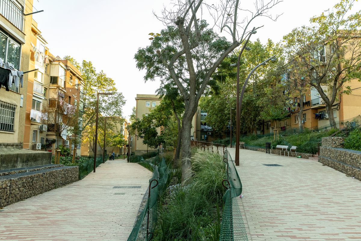 <div class='imageHoverDetail'>
             <p class='imageHoverTitle twoLineBreak'>Reurbanització de l'interior d'illa dels carrers d'Aiguablava i Portlligat am...</p>
             <p class='imageHoverAutor oneLineBreak'>Autor: Edu Bayer</p>
             <button class='imageHoverBtn'>Mostra els detalls de la imatge <span class='sr-only'>Reurbanització de l'interior d'illa dels carrers d'Aiguablava i Portlligat am...</span></button>
             </div>