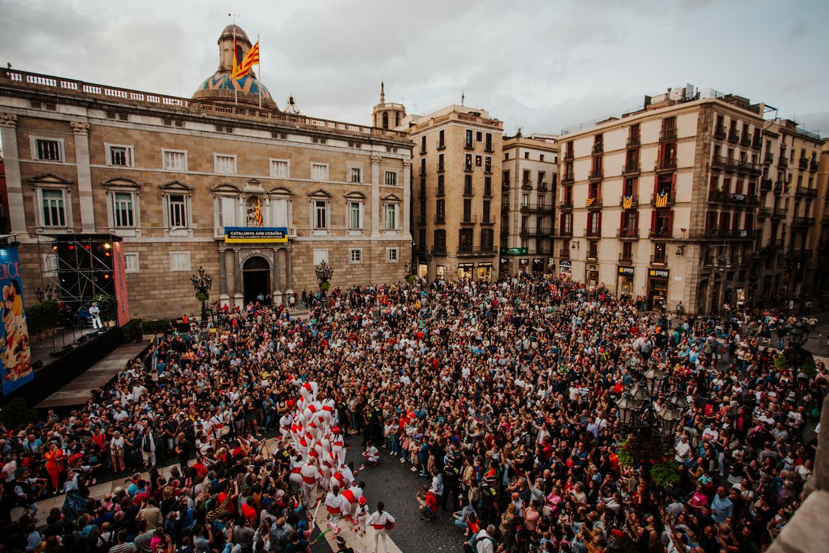 <div class='imageHoverDetail'>
             <p class='imageHoverTitle twoLineBreak'>Vista de la plaça de Sant Jaume des de l’Ajuntament amb el públic seguint la ...</p>
             <p class='imageHoverAutor oneLineBreak'>Autor: Rafael Rubiales</p>
             <button class='imageHoverBtn'>Mostra els detalls de la imatge <span class='sr-only'>Vista de la plaça de Sant Jaume des de l’Ajuntament amb el públic seguint la ...</span></button>
             </div>