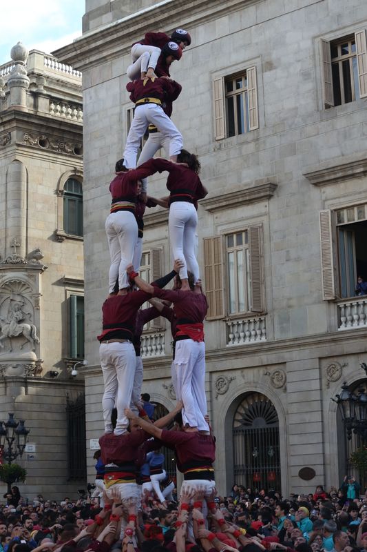 <div class='imageHoverDetail'>
             <p class='imageHoverTitle twoLineBreak'>Castell de la Colla Castellera Jove de Barcelona</p>
             <p class='imageHoverAutor oneLineBreak'>Autor: Laura Llach</p>
             <button class='imageHoverBtn'>Mostra els detalls de la imatge <span class='sr-only'>Castell de la Colla Castellera Jove de Barcelona</span></button>
             </div>