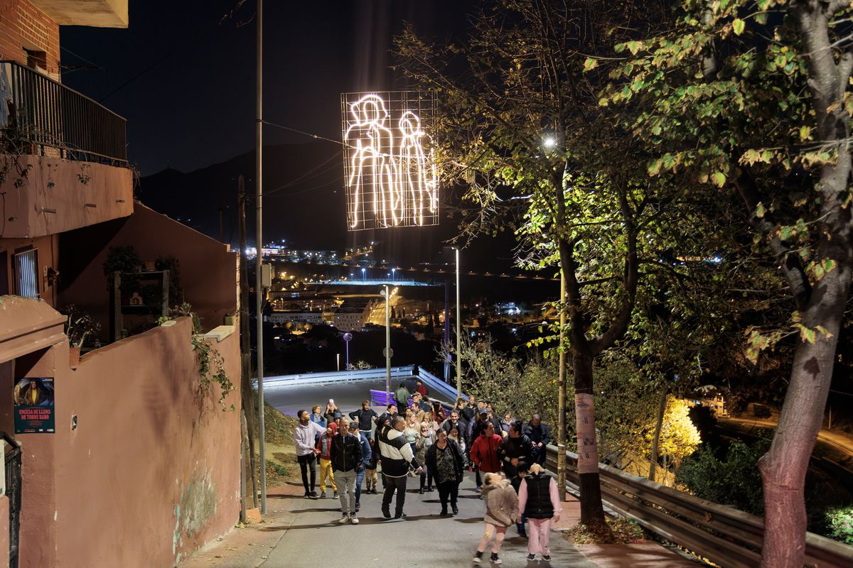 
             Vecinos andando por las calles de Torre Baró siguiendo la ruta del alumbrado ...
             Autor: Òscar Ferrer Galcerán
             Ver los detalles de la imagen Vecinos andando por las calles de Torre Baró siguiendo la ruta del alumbrado ...
             