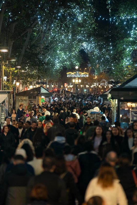 
             Multitud passejant sota els llums de Nadal de la Rambla, on es pot llegir “Bo...
             Autor: Martí Petit
             Mostra els detalls de la imatge Multitud passejant sota els llums de Nadal de la Rambla, on es pot llegir “Bo...
             